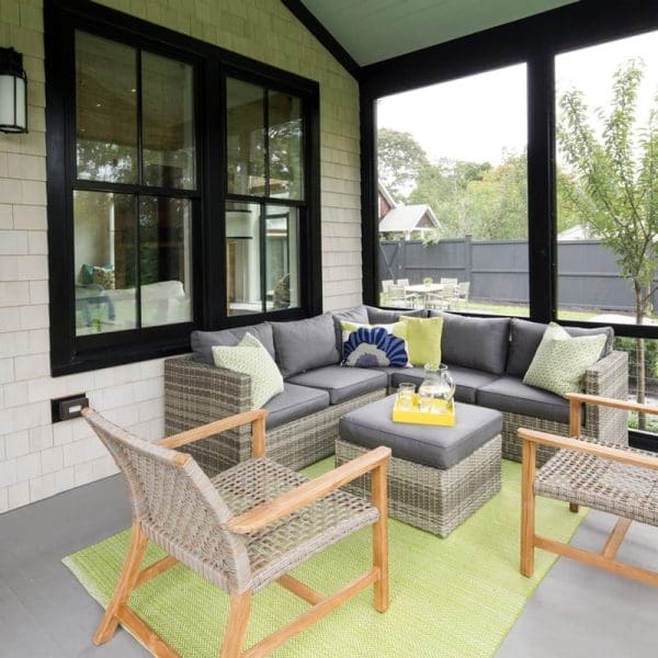 Black edging details